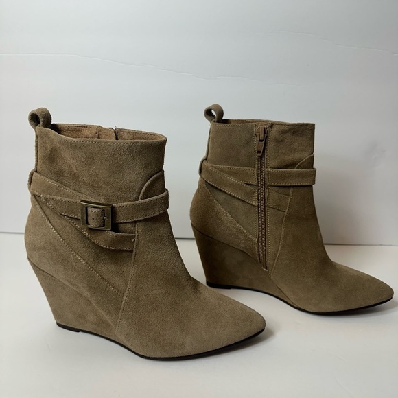 Charles David Women’s Taupe Suede Wedges Size 37 (6.5) - Picture 2 of 12